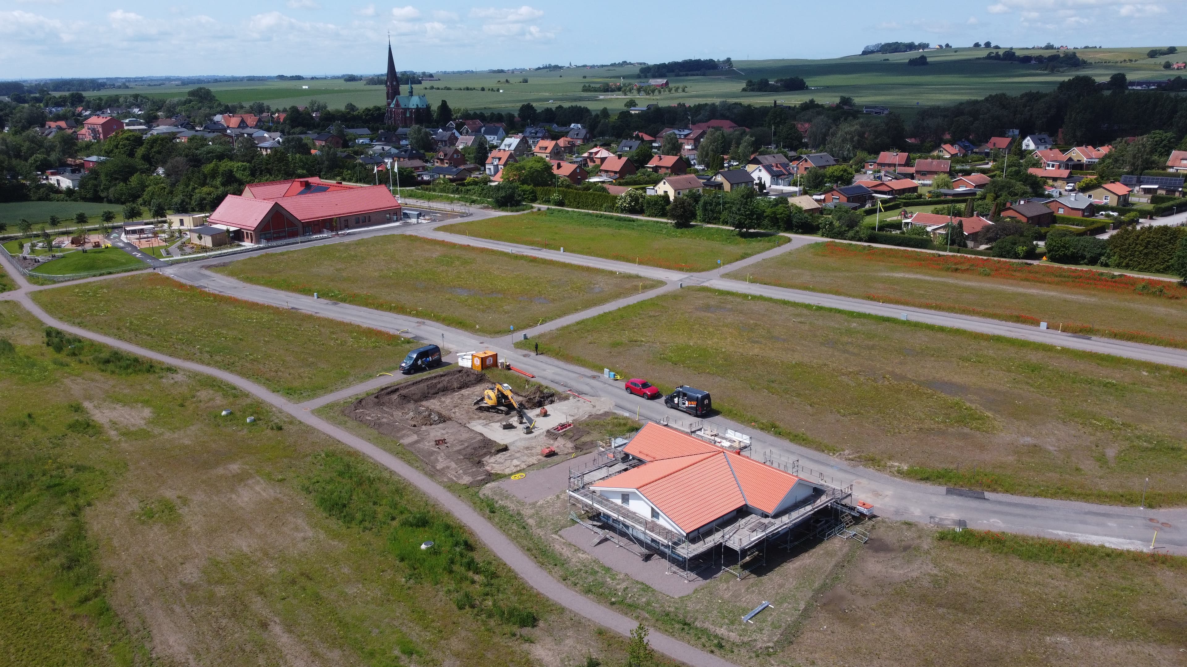 Asmundtorp med drönare över husbygge