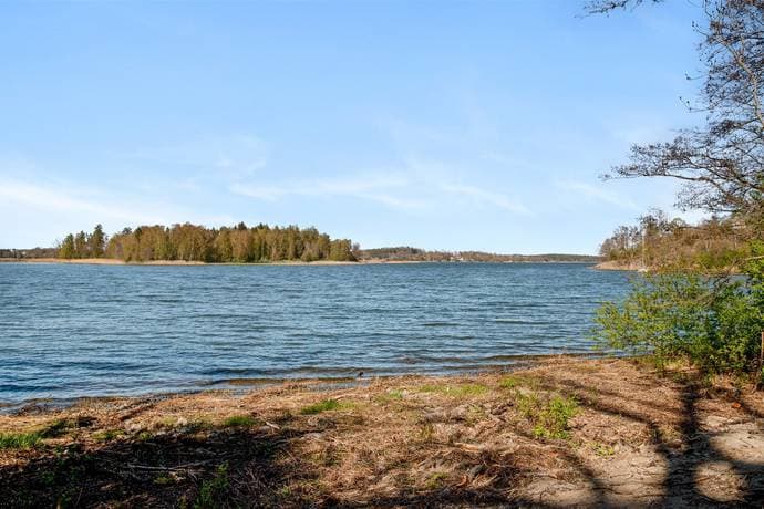 Havsnära tomt.