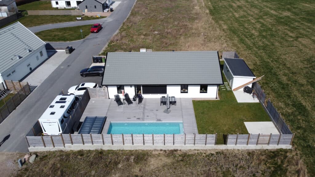 Husmodellen salthem med vit puts och altan med pool.