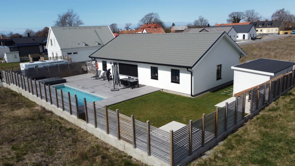 Husmodellen salthem med vit puts fotad från gaveln.